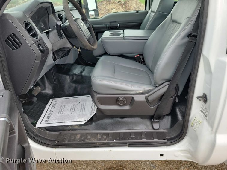 image for item DZ7018 2015 Ford F250 Super Duty pickup truck
