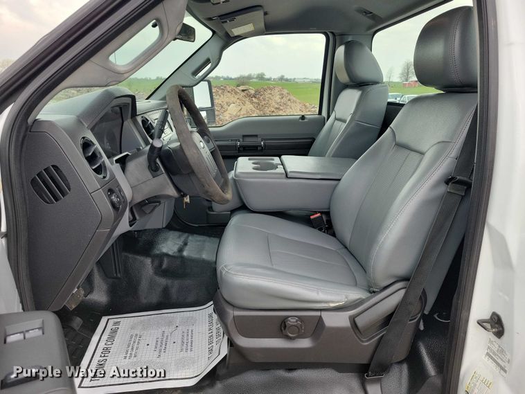 image for item DZ7018 2015 Ford F250 Super Duty pickup truck