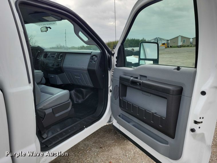 image for item DZ7018 2015 Ford F250 Super Duty pickup truck
