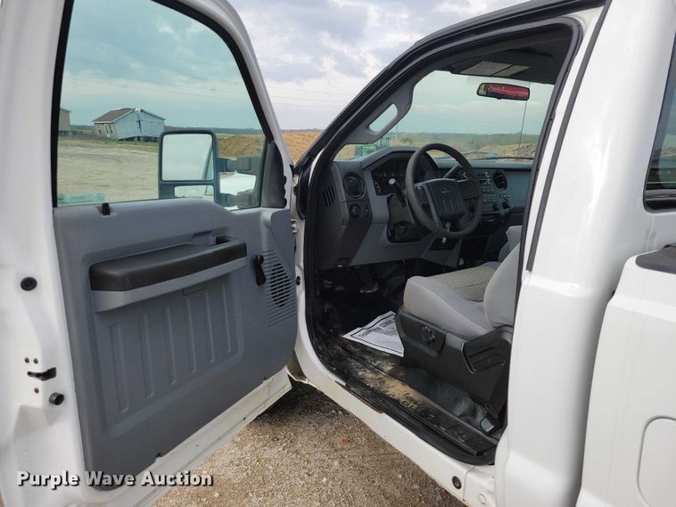 image for item DZ7019 2016 Ford F250 Super Duty pickup truck
