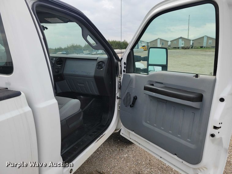 image for item DZ7019 2016 Ford F250 Super Duty pickup truck