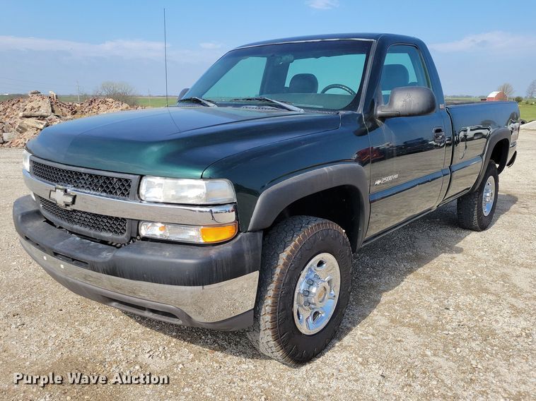 image for item DZ7021 2002 Chevrolet Silverado 2500HD pickup truck