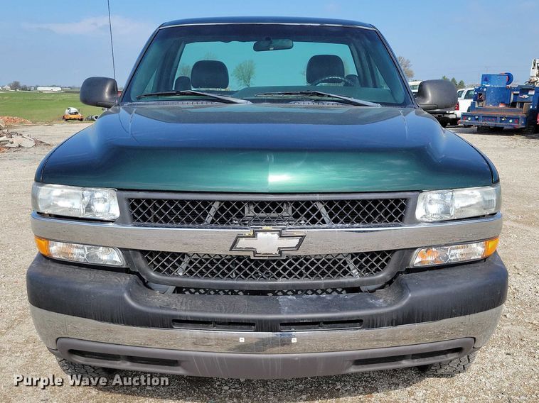 image for item DZ7021 2002 Chevrolet Silverado 2500HD pickup truck