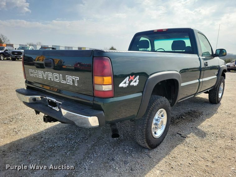 image for item DZ7021 2002 Chevrolet Silverado 2500HD pickup truck