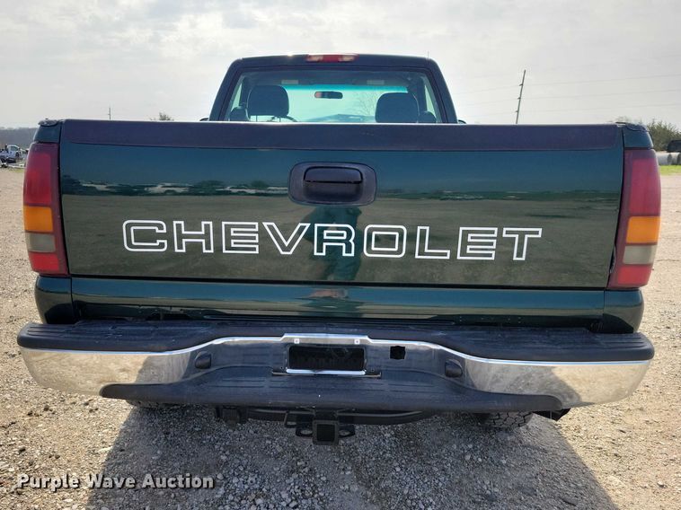 image for item DZ7021 2002 Chevrolet Silverado 2500HD pickup truck