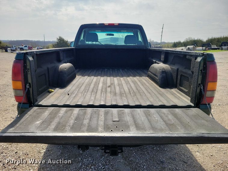 image for item DZ7021 2002 Chevrolet Silverado 2500HD pickup truck