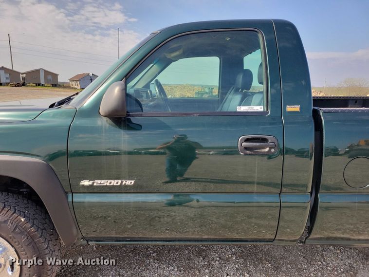 image for item DZ7021 2002 Chevrolet Silverado 2500HD pickup truck