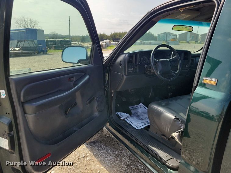 image for item DZ7021 2002 Chevrolet Silverado 2500HD pickup truck