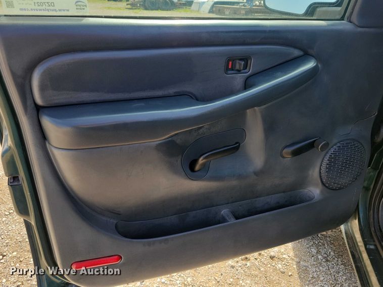 image for item DZ7021 2002 Chevrolet Silverado 2500HD pickup truck