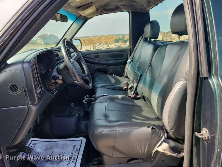 image for item DZ7021 2002 Chevrolet Silverado 2500HD pickup truck