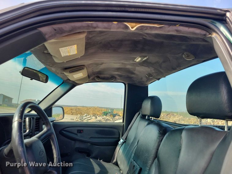 image for item DZ7021 2002 Chevrolet Silverado 2500HD pickup truck