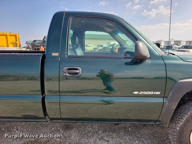 image for item DZ7021 2002 Chevrolet Silverado 2500HD pickup truck