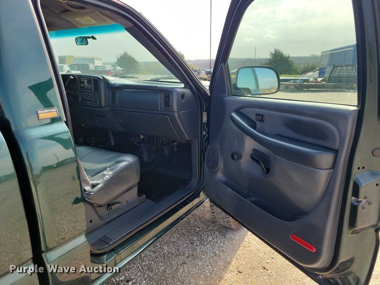 image for item DZ7021 2002 Chevrolet Silverado 2500HD pickup truck