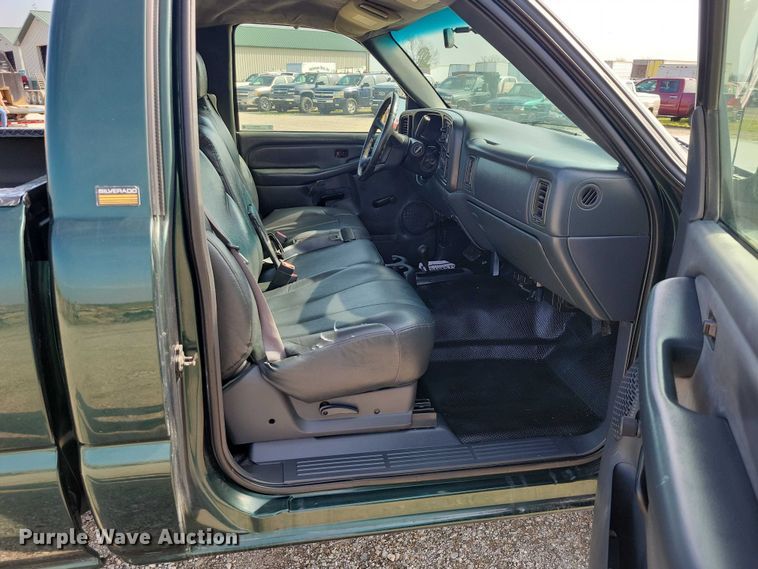 image for item DZ7021 2002 Chevrolet Silverado 2500HD pickup truck