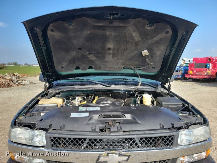 image for item DZ7021 2002 Chevrolet Silverado 2500HD pickup truck