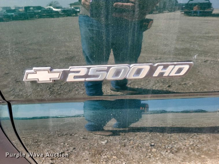 image for item DZ7021 2002 Chevrolet Silverado 2500HD pickup truck