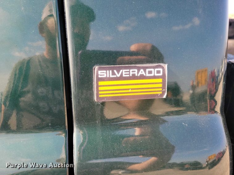 image for item DZ7021 2002 Chevrolet Silverado 2500HD pickup truck