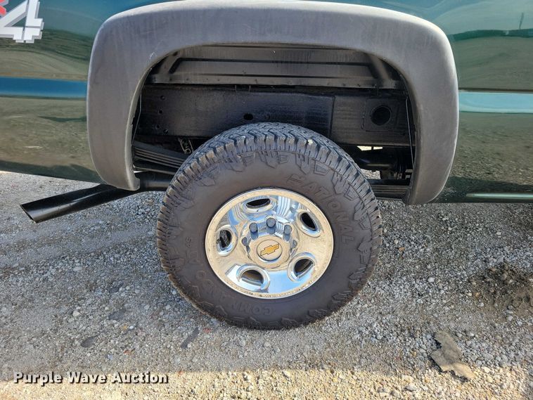 image for item DZ7021 2002 Chevrolet Silverado 2500HD pickup truck