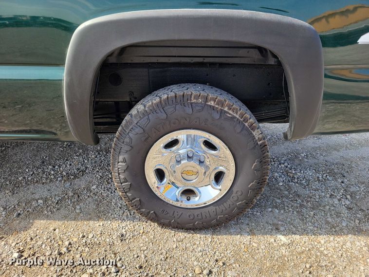 image for item DZ7021 2002 Chevrolet Silverado 2500HD pickup truck