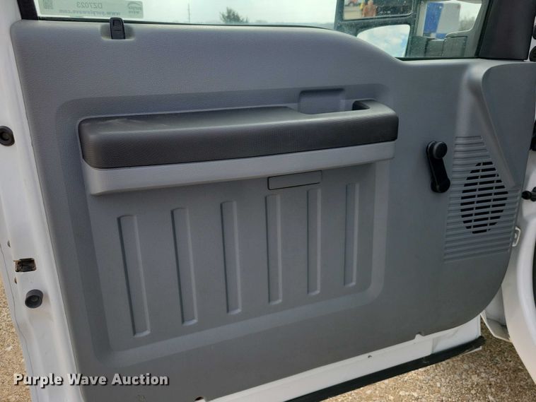 image for item DZ7023 2011 Ford F250 Super Duty pickup truck