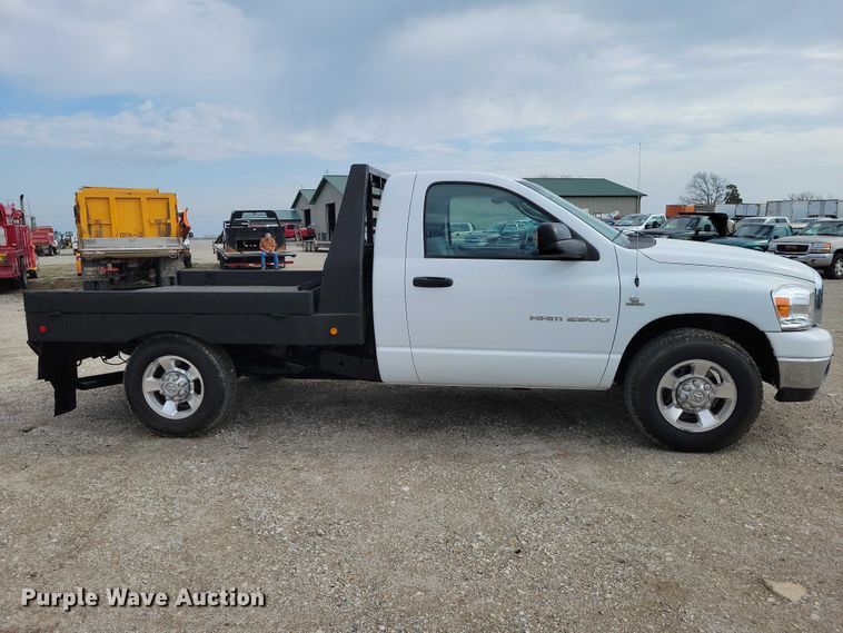 image for item DZ7024 2006 Dodge Ram 2500 flatbed pickup truck