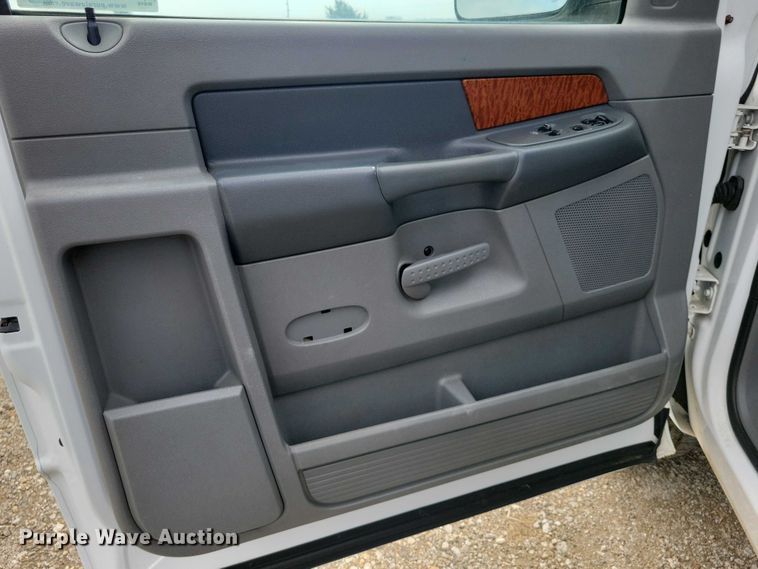 image for item DZ7024 2006 Dodge Ram 2500 flatbed pickup truck