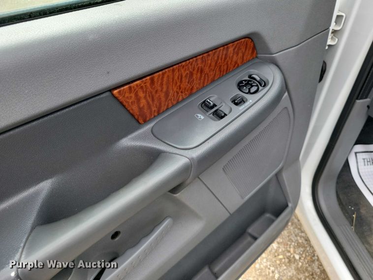 image for item DZ7024 2006 Dodge Ram 2500 flatbed pickup truck