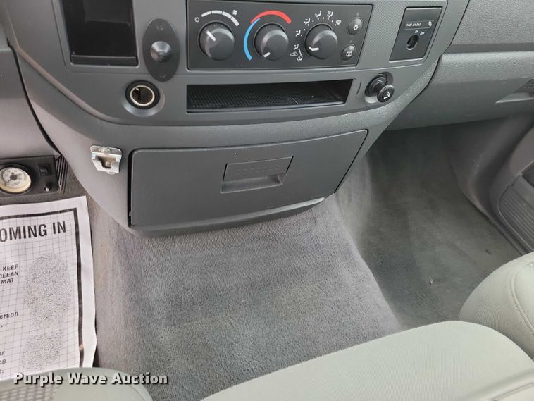 image for item DZ7024 2006 Dodge Ram 2500 flatbed pickup truck