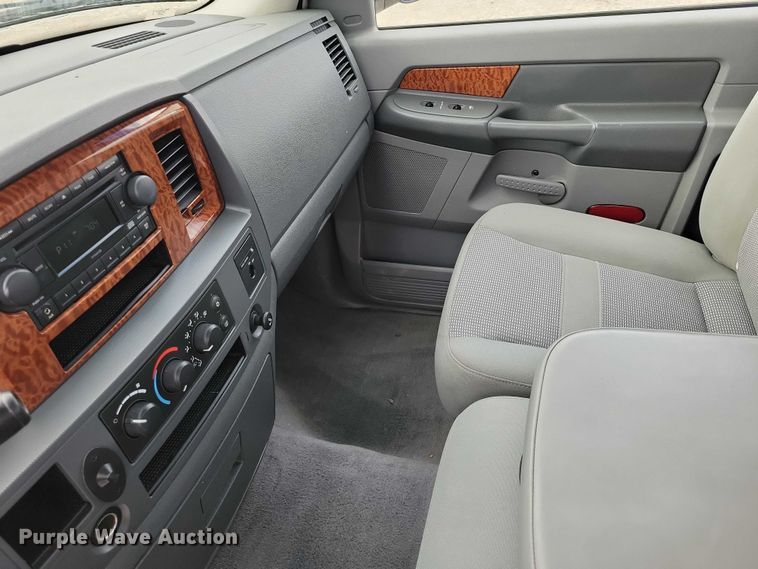 image for item DZ7024 2006 Dodge Ram 2500 flatbed pickup truck