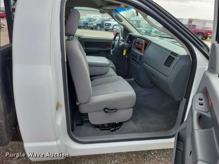 image for item DZ7024 2006 Dodge Ram 2500 flatbed pickup truck