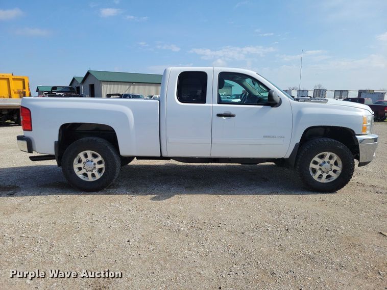 image for item DZ7026 2011 Chevrolet Silverado 2500HD Ext. Cab pickup truck