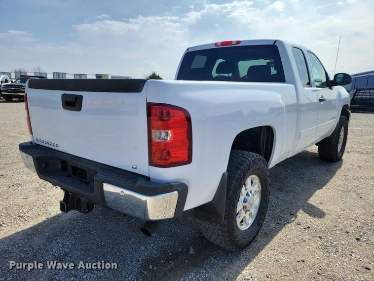 image for item DZ7026 2011 Chevrolet Silverado 2500HD Ext. Cab pickup truck