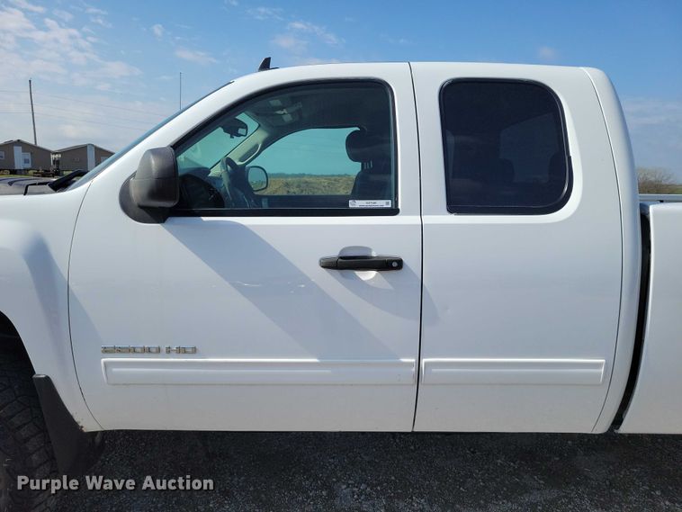 image for item DZ7026 2011 Chevrolet Silverado 2500HD Ext. Cab pickup truck