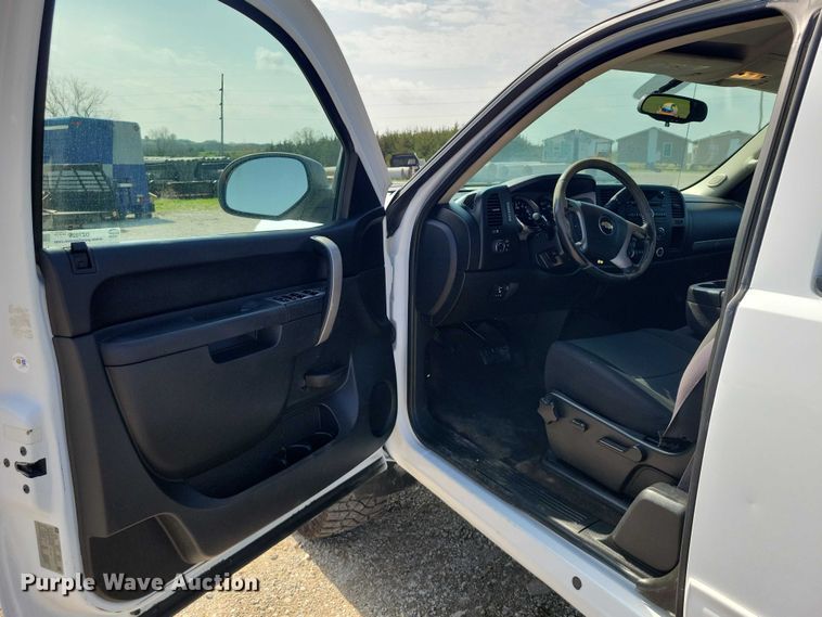 image for item DZ7026 2011 Chevrolet Silverado 2500HD Ext. Cab pickup truck