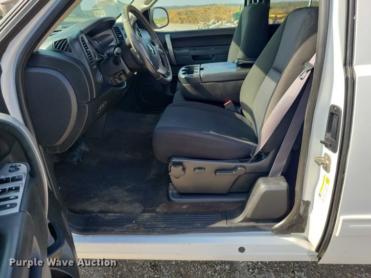 image for item DZ7026 2011 Chevrolet Silverado 2500HD Ext. Cab pickup truck
