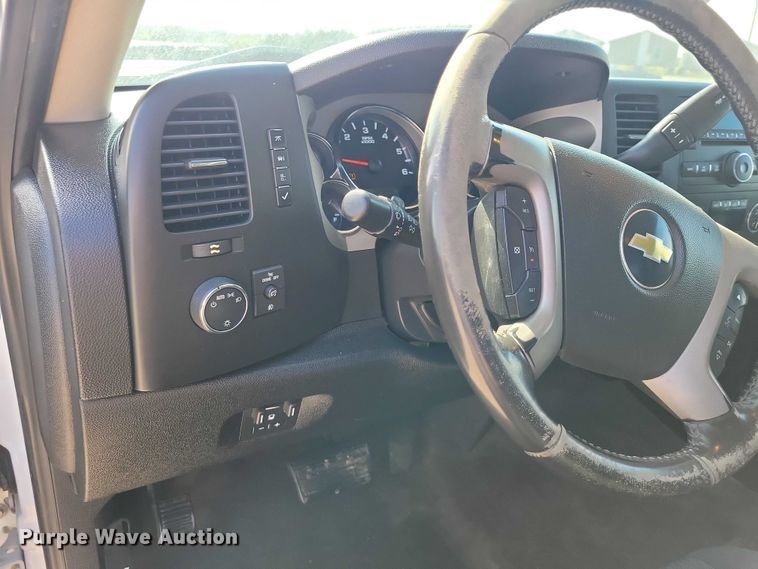 image for item DZ7026 2011 Chevrolet Silverado 2500HD Ext. Cab pickup truck