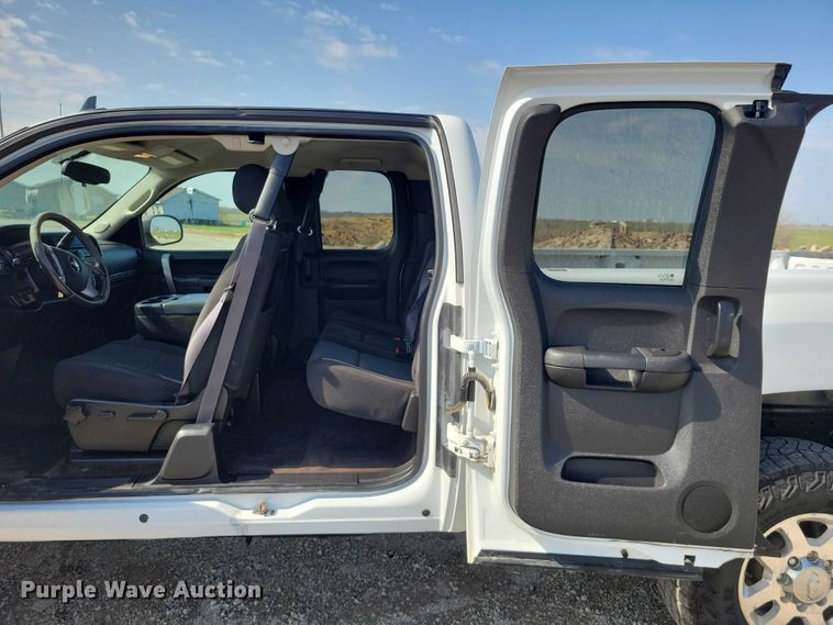 image for item DZ7026 2011 Chevrolet Silverado 2500HD Ext. Cab pickup truck