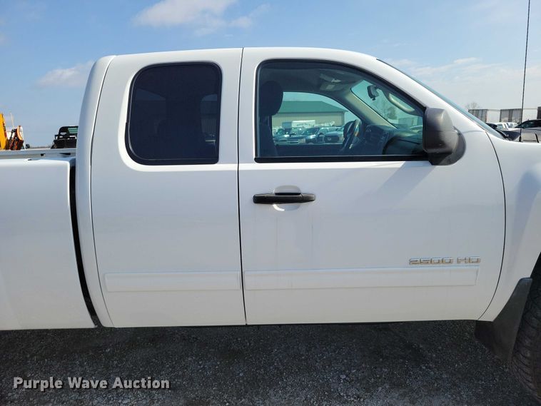 image for item DZ7026 2011 Chevrolet Silverado 2500HD Ext. Cab pickup truck