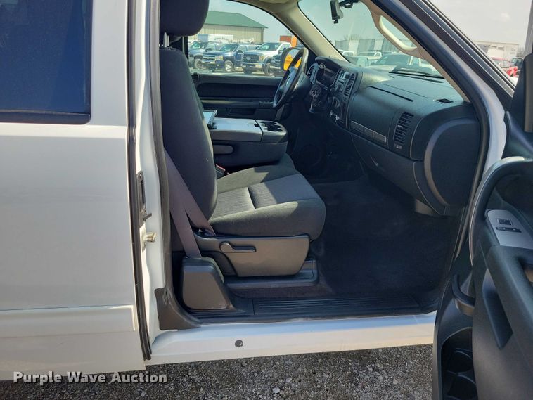 image for item DZ7026 2011 Chevrolet Silverado 2500HD Ext. Cab pickup truck