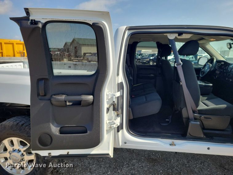 image for item DZ7026 2011 Chevrolet Silverado 2500HD Ext. Cab pickup truck