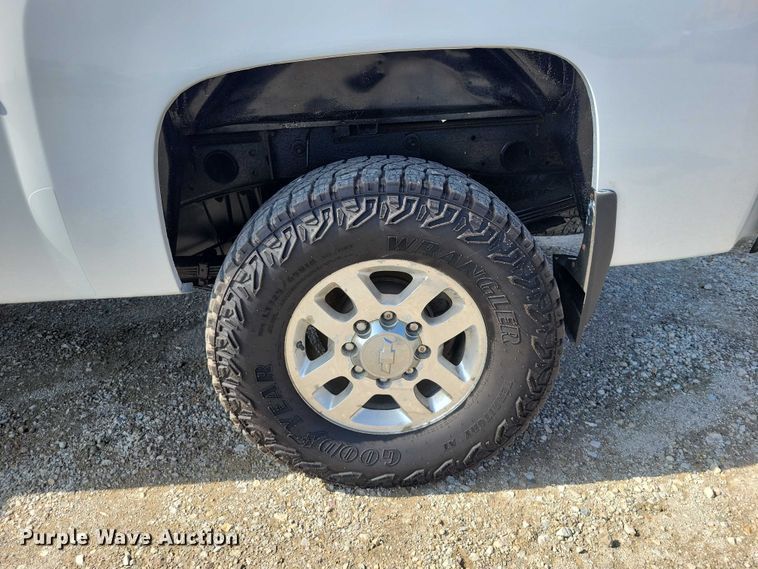 image for item DZ7026 2011 Chevrolet Silverado 2500HD Ext. Cab pickup truck