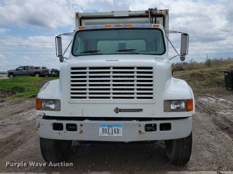 image for item DZ7033 2002 International 4900 refuse truck