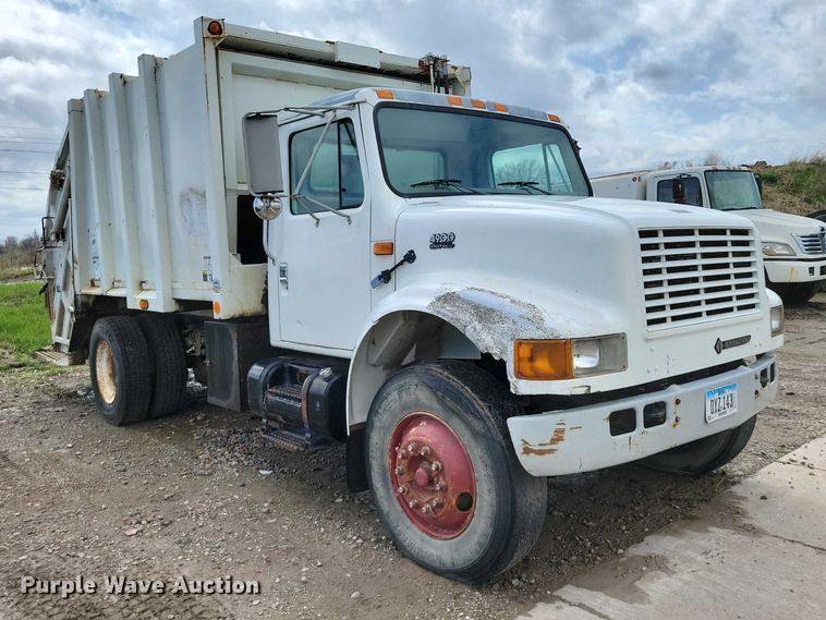 image for item DZ7033 2002 International 4900 refuse truck
