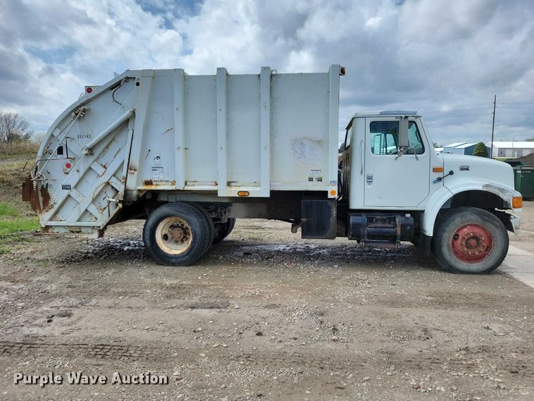 image for item DZ7033 2002 International 4900 refuse truck