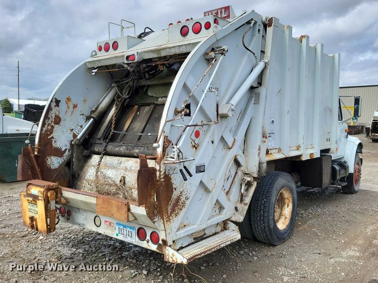 image for item DZ7033 2002 International 4900 refuse truck