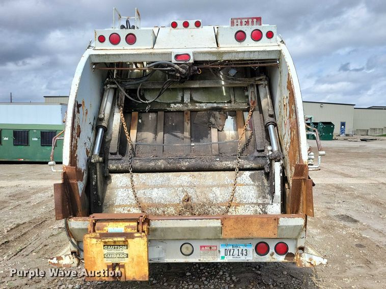 image for item DZ7033 2002 International 4900 refuse truck