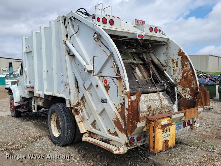 image for item DZ7033 2002 International 4900 refuse truck