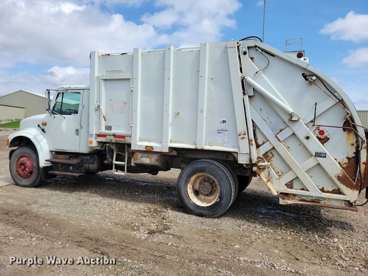 image for item DZ7033 2002 International 4900 refuse truck