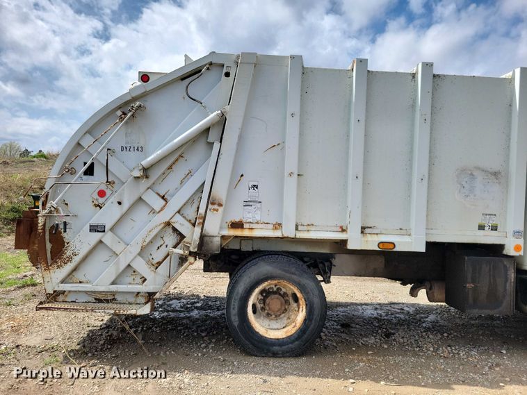 image for item DZ7033 2002 International 4900 refuse truck