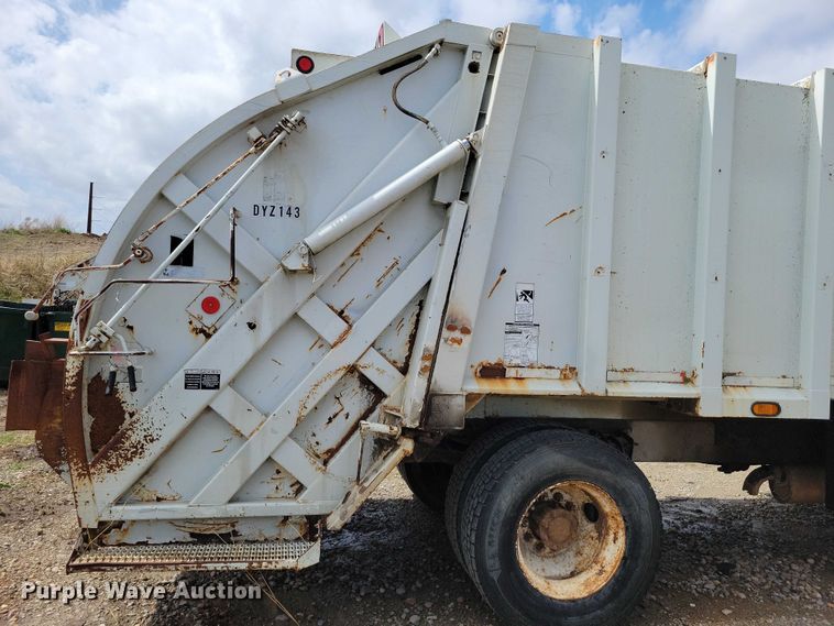 image for item DZ7033 2002 International 4900 refuse truck